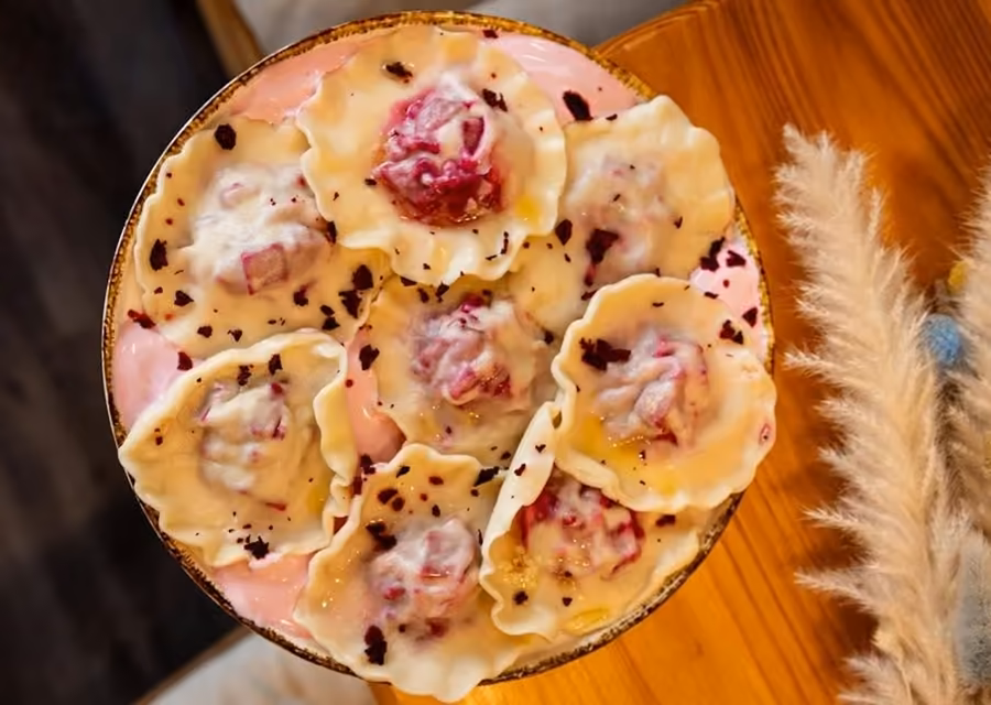 Pierogi z burakiem i kozim serem na różowym sosie